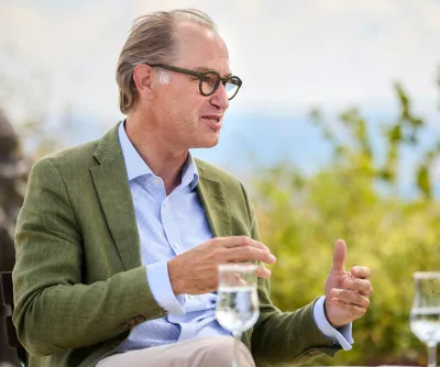 Dr. Alexander Hinrichs ist seit 2021 Geschäftsführer der QS Qualität und Sicherheit GmbH. Er ist außerdem seit ihrer Gründung 2015 Geschäftsführer der Initiative Tierwohl, die er bis heute als einer von zwei Geschäftsführern leitet. Der promovierte Agrarökonom war zuvor in verschiedenen Funktionen bei QS tätig, zuletzt als Leiter des Controllings.