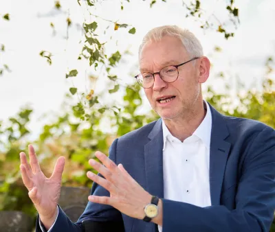 Dr. Ludger Schulze Pals ist seit 2019 Geschäftsführer des Landwirtschaftsverlags Münster. Nach seiner Promotion war Schulze Pals in mehreren Ministerien auf Landes- und Bundesebene tätig, zuletzt als stellvertretender Abteilungsleiter für Landwirtschaft, Gartenbau und ländlichen Raum in NRW. Von 2009 bis zu seiner Berufung in die LV-Geschäsführung war er Chefredakteur von top agrar, dem auflagen- und reichweitenstärksten deutschsprachigen Fachmagazin der Agrarbranche.