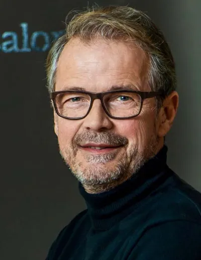 Jens Lönneker ist Diplom-Psychologe und Geschäftsführer von rheingold salon, einem tiefenpsychologisch ausgerichteten Institut mit dem Schwerpunkt Markt-, Medien- und Kulturforschung. Für die Heinz Lohmann Stiftung hat er gemeinsam mit Marco Diefenbach, Senior Projektleiter bei rheingold salon, die Studie „Essen in Deutschland: Wünsche und Wirklichkeit - Gestern. Heute. Morgen" durchgeführt.